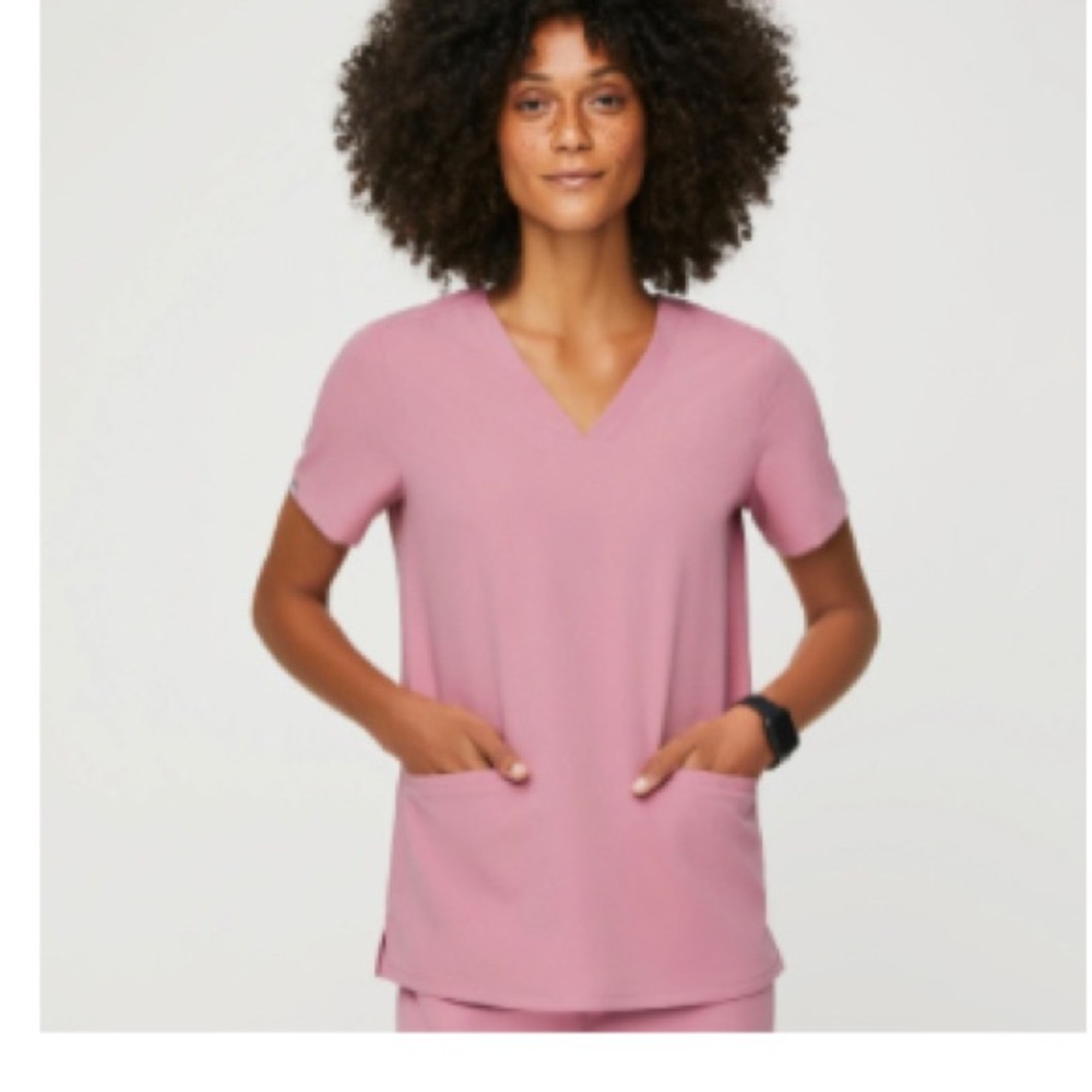 Figs scrub top. Chalk Pink Casma - Three-Pocket Scrub Top
L